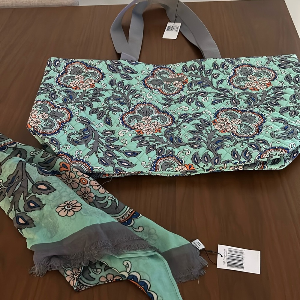 Vera Bradley Large Family tote & matching scarf. NWT